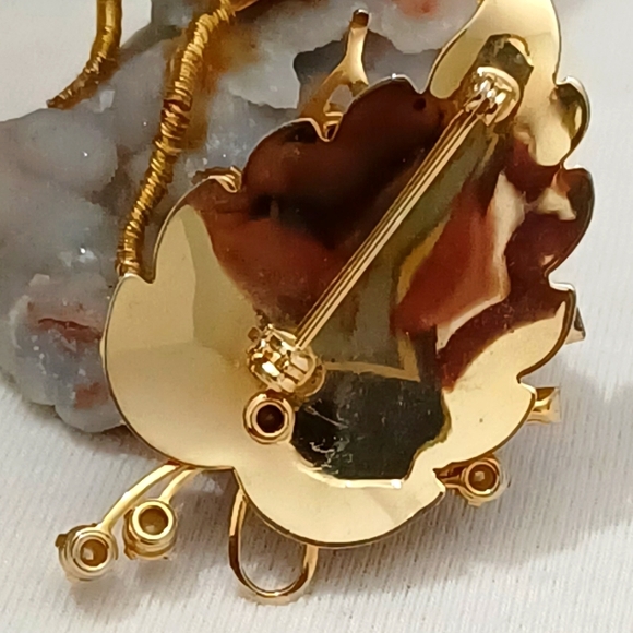 VINTAGE TRIFARI GOLD TONE & PEARL BROOCH - Picture 2 of 7